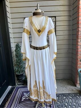 Armstreet “The Accolade” White & Gold Medieval Gown (8 piece set) Sz 4